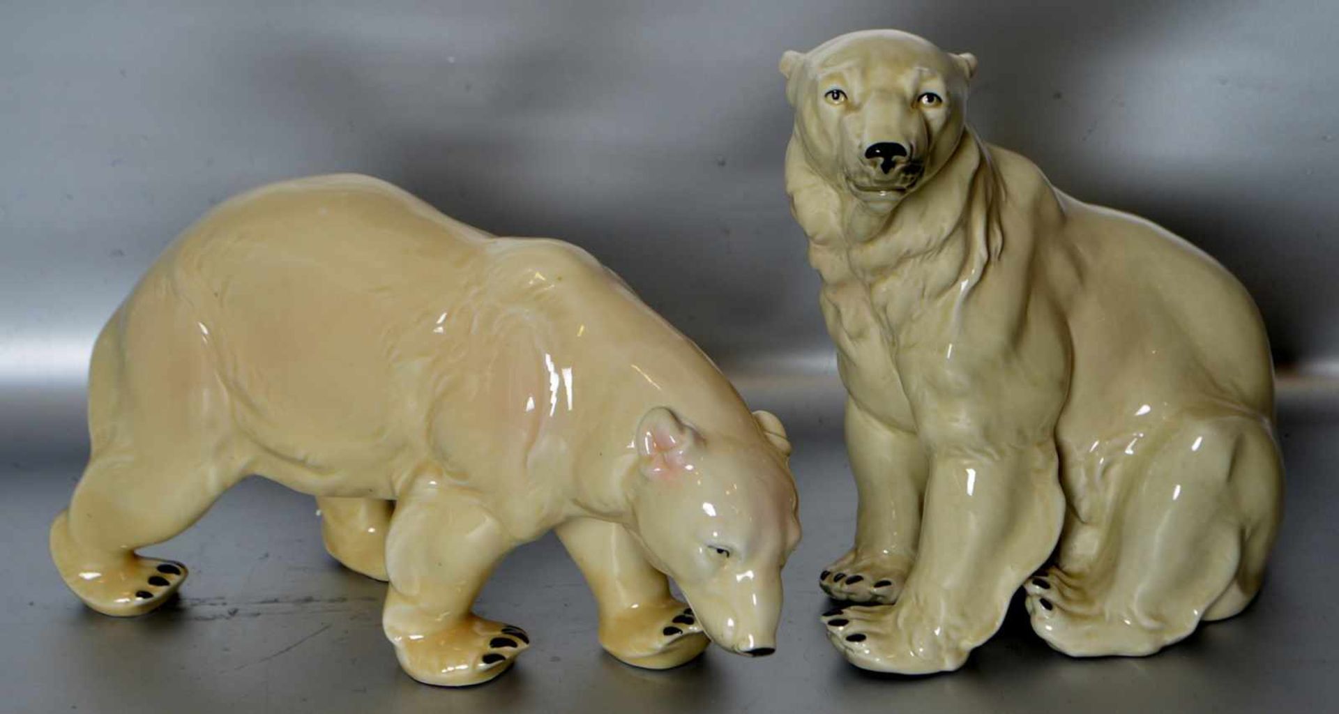 Eisbärenpaarstehend bzw. sitzend, bunt bemalt, H ca. 23 cm, L ca. 30 cm, FM