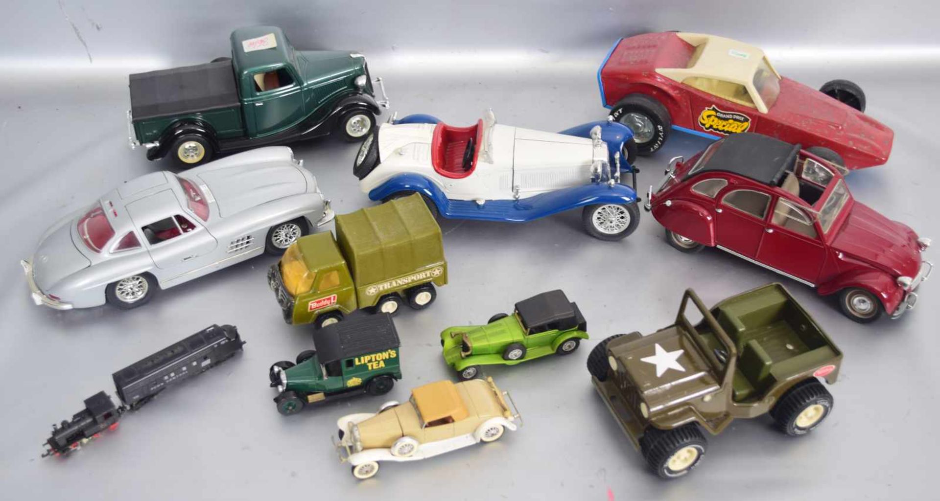 Konvolut Spielzeugautoszehn Autos und eine Lokomotive, verschiedene Ausführungen und Größen