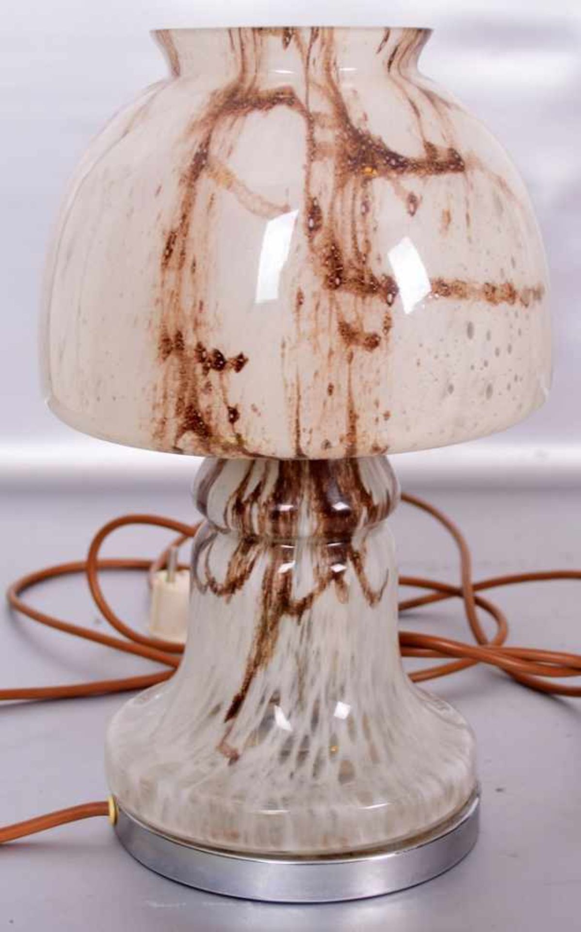 Art Deco Tischlampe1-lichtig, farbl. Glas, in Pilzform, mit weiß/brauner Farbeinschmelzung, H 30 cm,