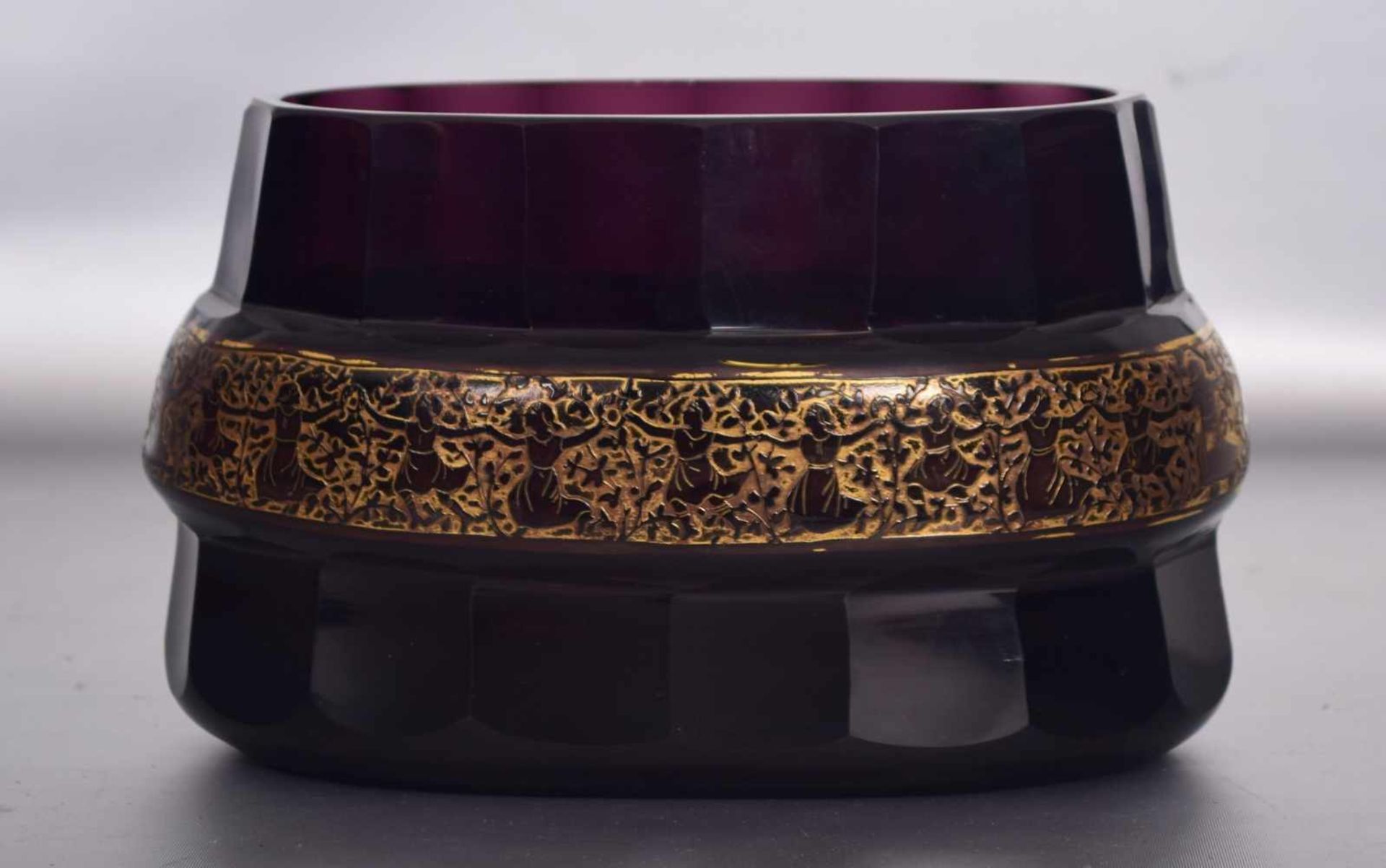 Aufsatzschalelilafarbenes Glas, mit breitem gold verziertem Rand, H 12 cm, B 19 cm, FM Moser