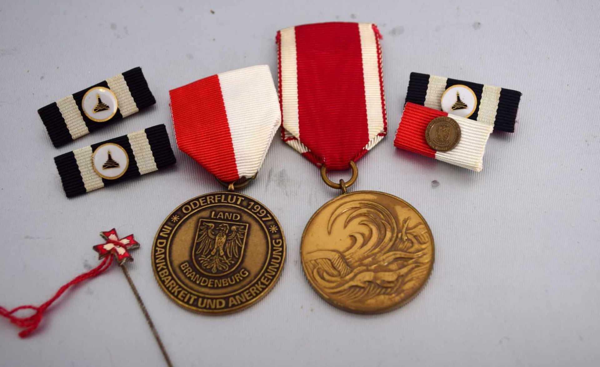 Zwei BRD Medaillenam Band und fünf Abzeichen