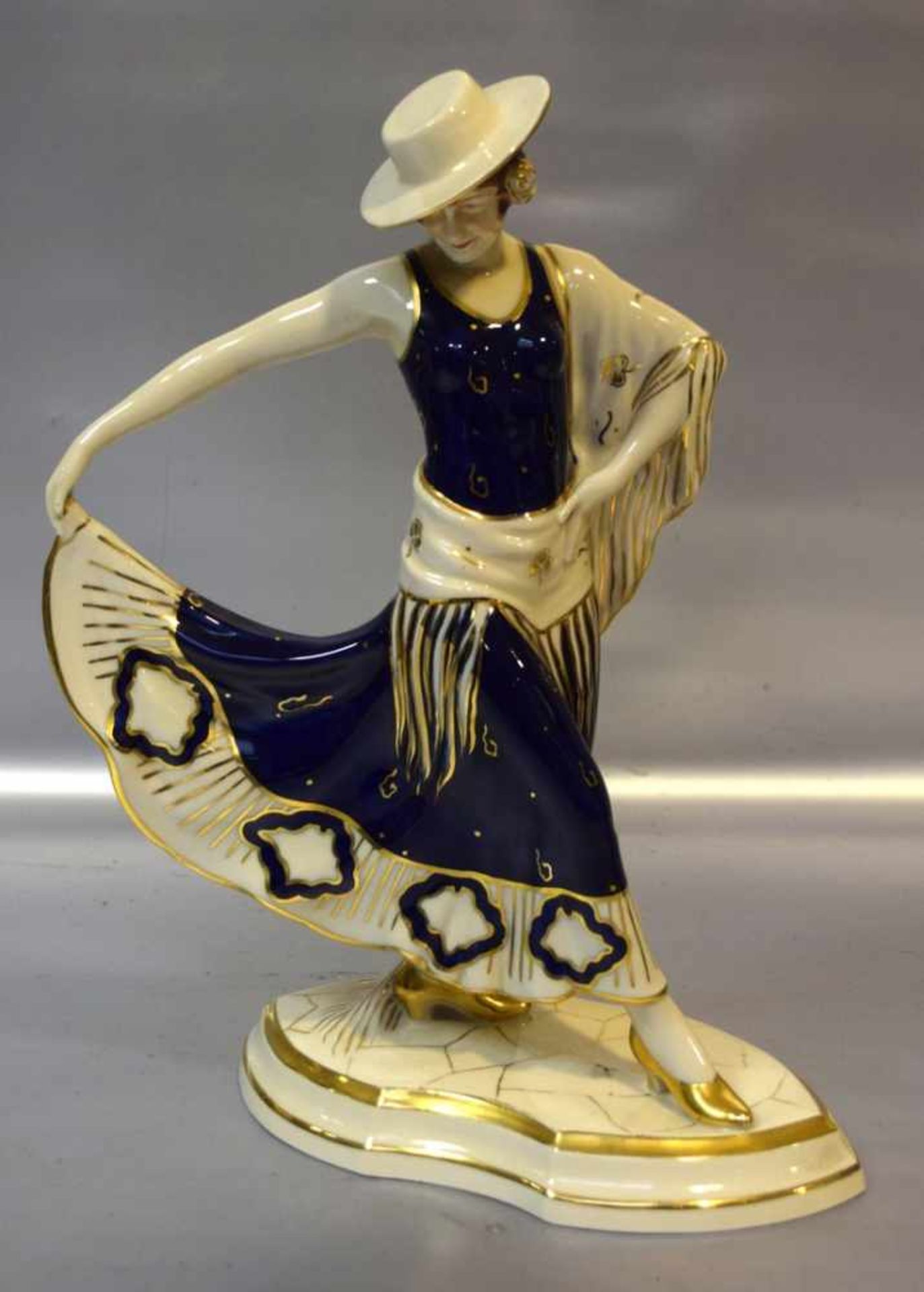 Tänzerinauf ovalem Sockel stehend, blau/gold bemalt, H 37 cm, FM Royal Dux