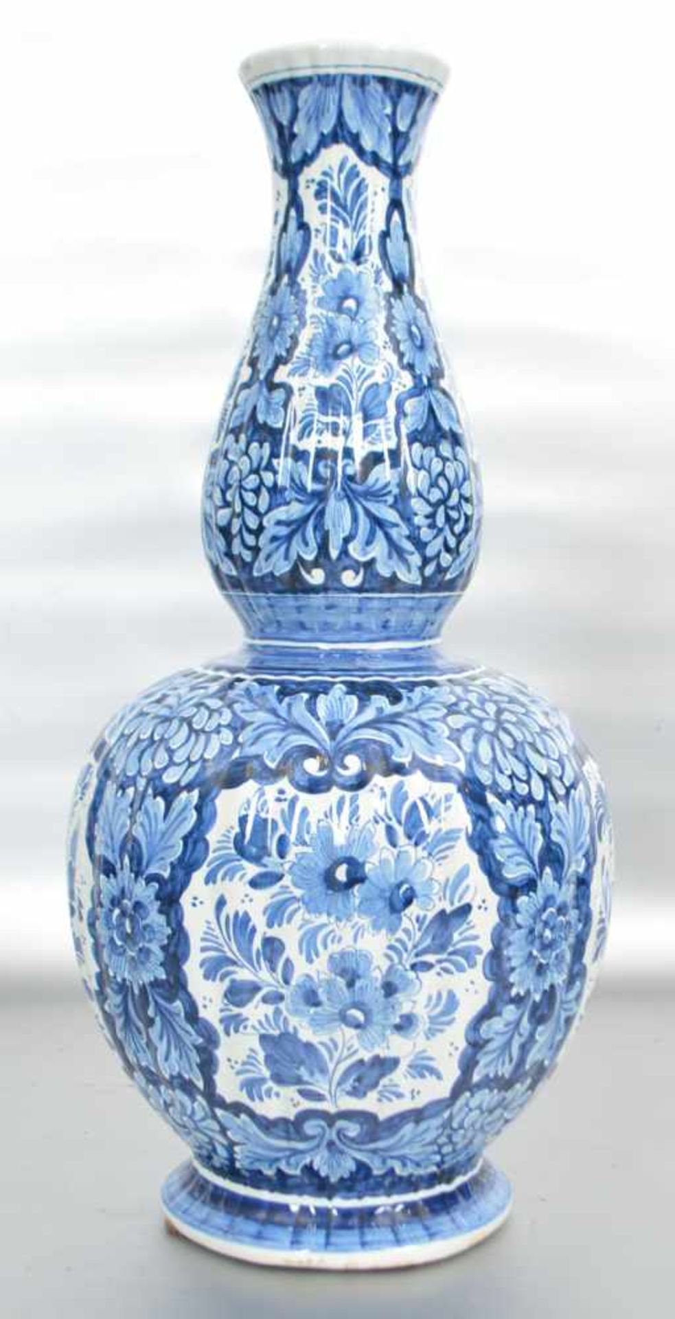Vasegebaucht, mit blauer Blumenbemalung, H 44 cm, FM Delft