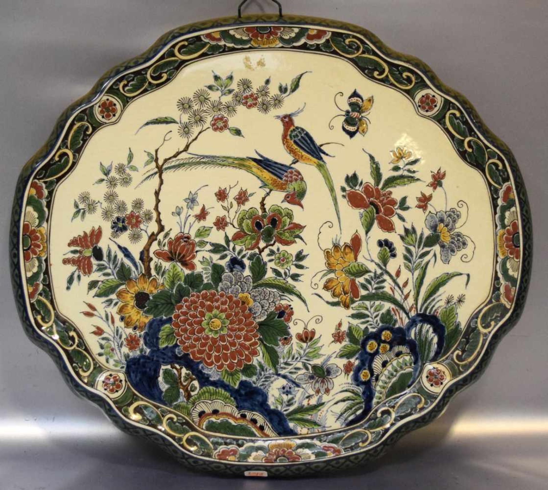 Wandplatteoval, verzierter Rand, Rand und Spiegel mit bunten Vögeln und Insekten bemalt, H 37 cm,