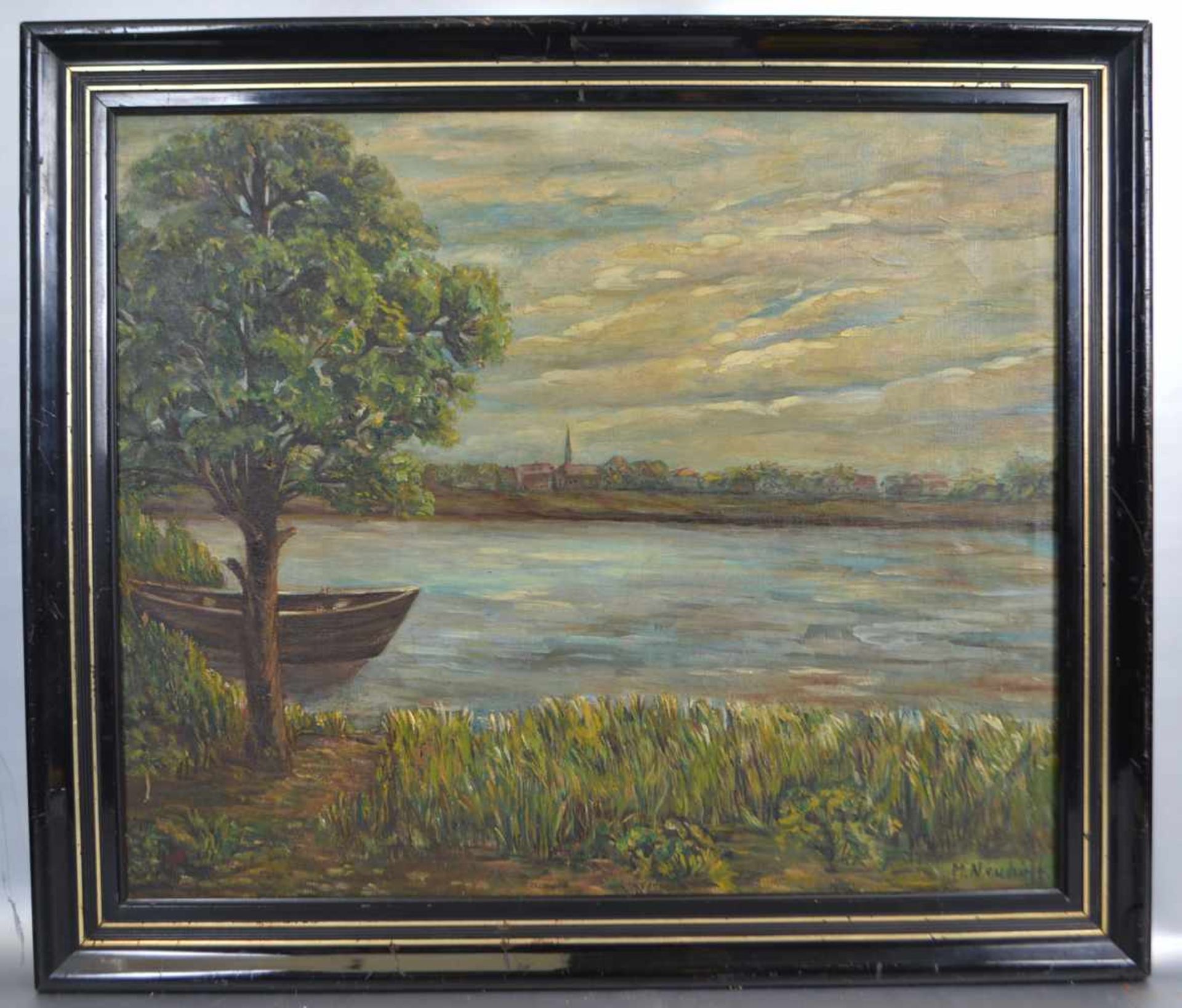 M. NeuhoffAnfang 20. Jh., Rheinlauf mit Kahn am Ufer, im Hintergrund Teilansicht eines Dorfes, Öl/