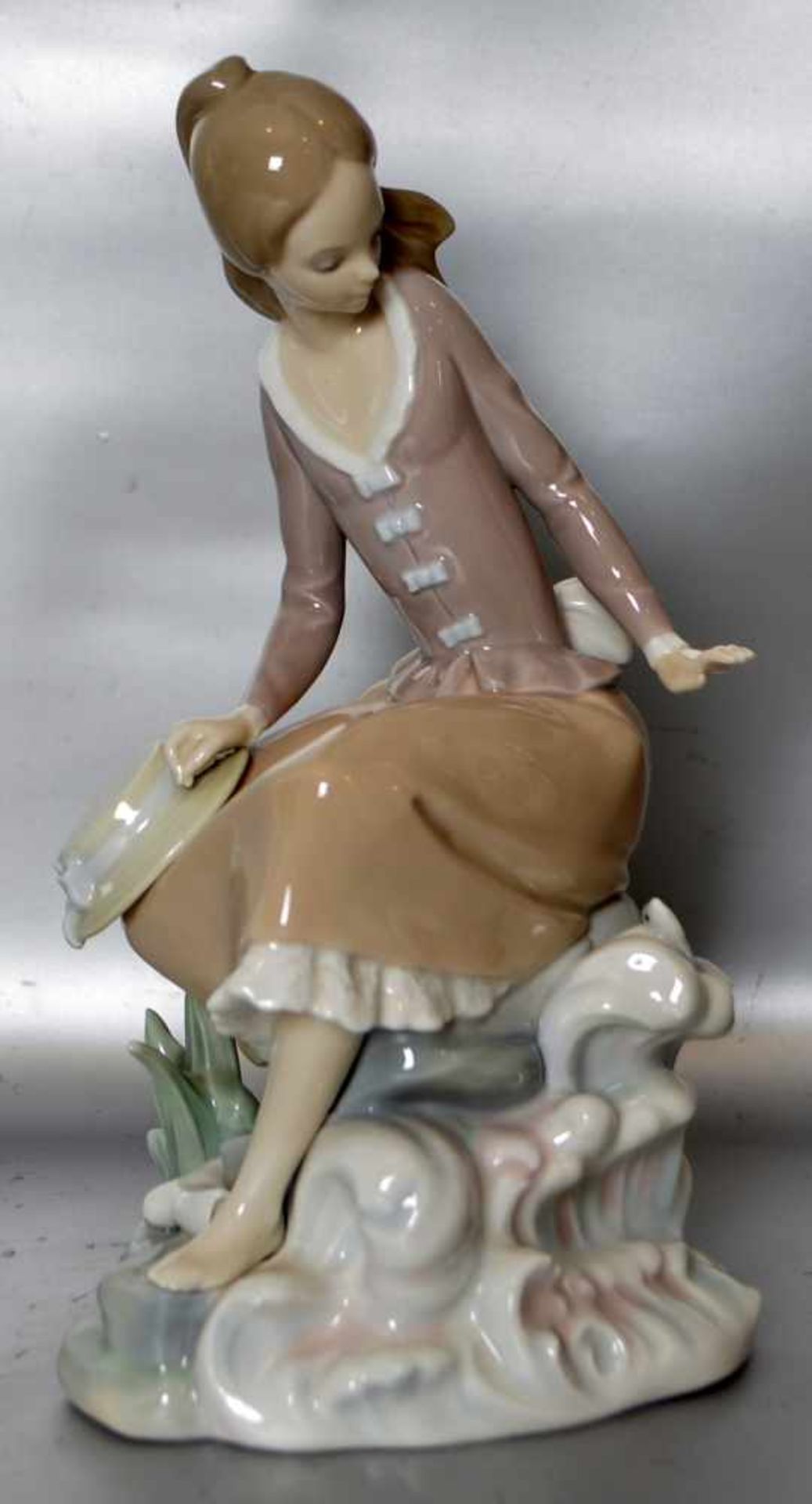 Mädchen mit Hutim Schilf sitzend, mit kleinem Fisch, bunt bemalt, H 23 cm, FM Lladro