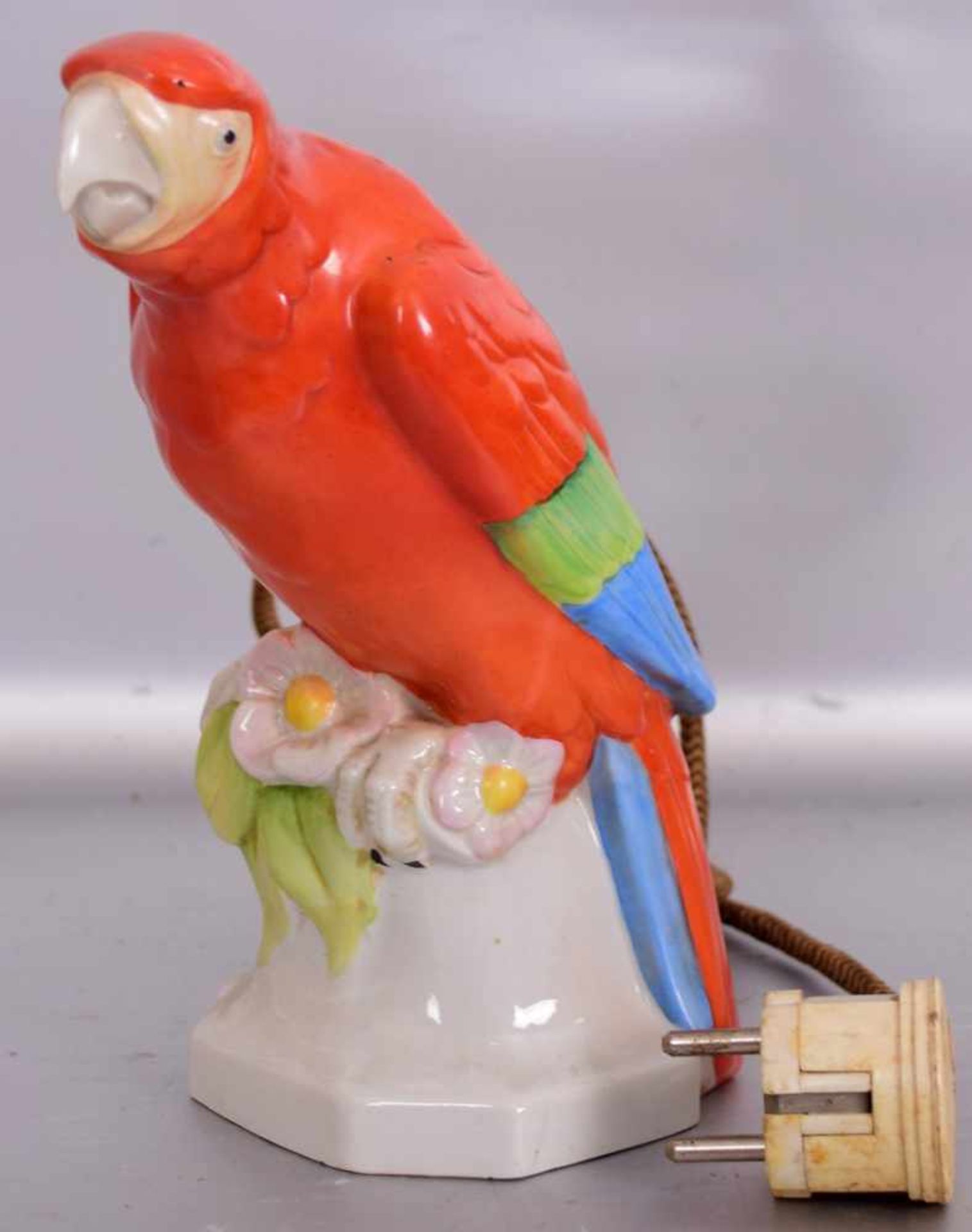Rauchverzehrerin Form eines Papageis, auf Sockel stehend, bunt bemalt, H 21 cm