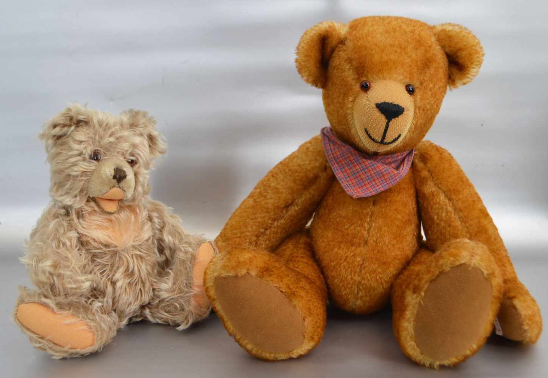 Zwei Teddybärenbraunes bzw. beiges Fell, H 42 cm bzw. 25 cm