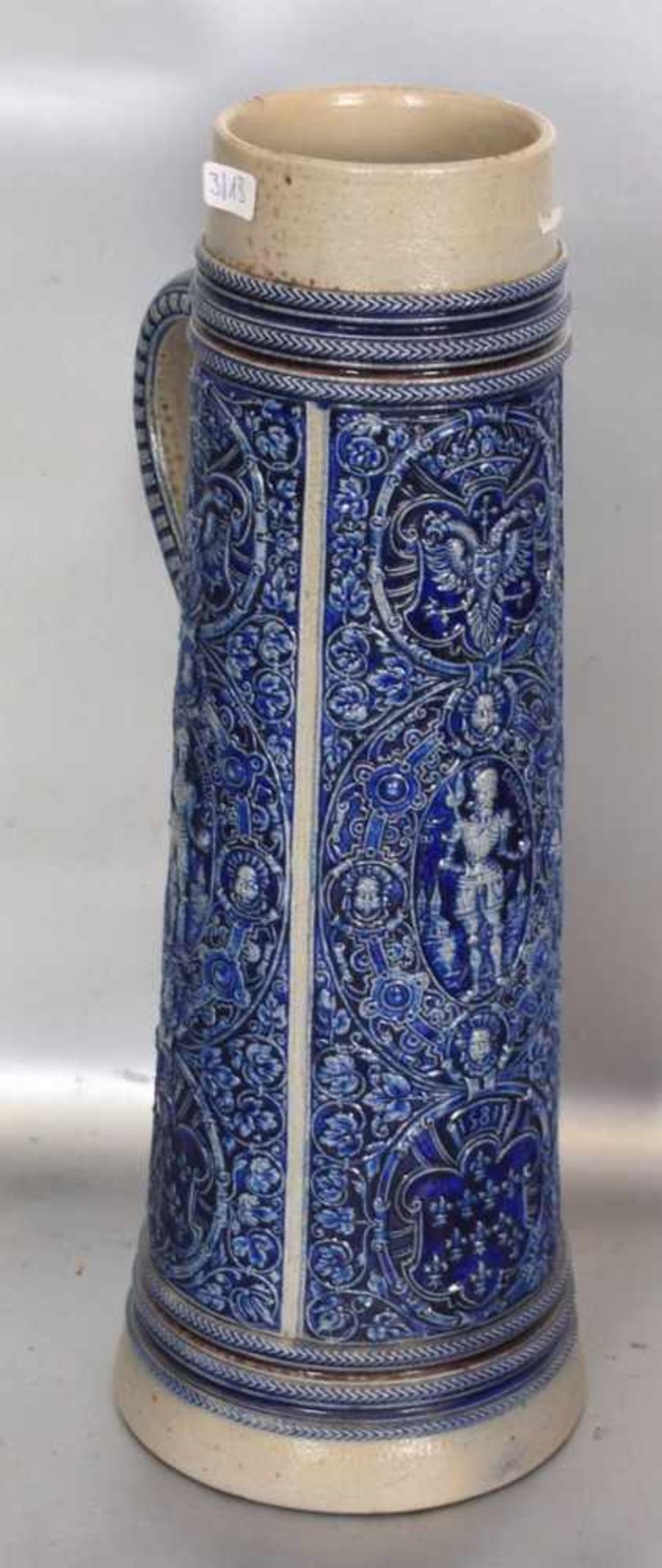 Kruggrau glasiert, Wandung mit Rittern, Ornamenten und Ranken verziert, blau bemalt, besch., H 33