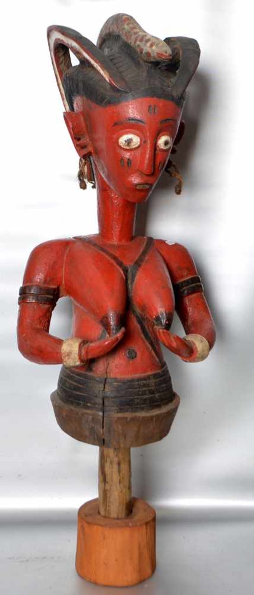 SkulpturBüste einer Frau mit Schlange auf dem Kopf, auf rundem Sockel, schwarz/rot gefasst, H mit