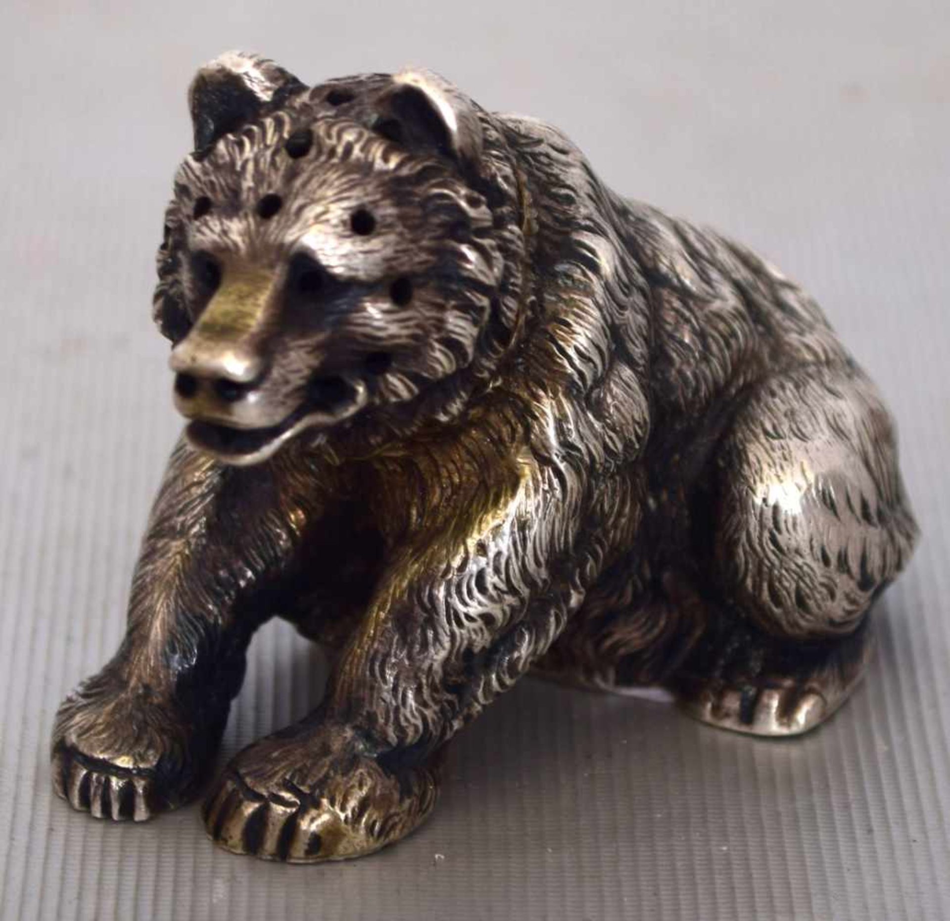 Salzstreuerin Form eines sitzenden Bären, 123 g, gepunzt, H 5 cm