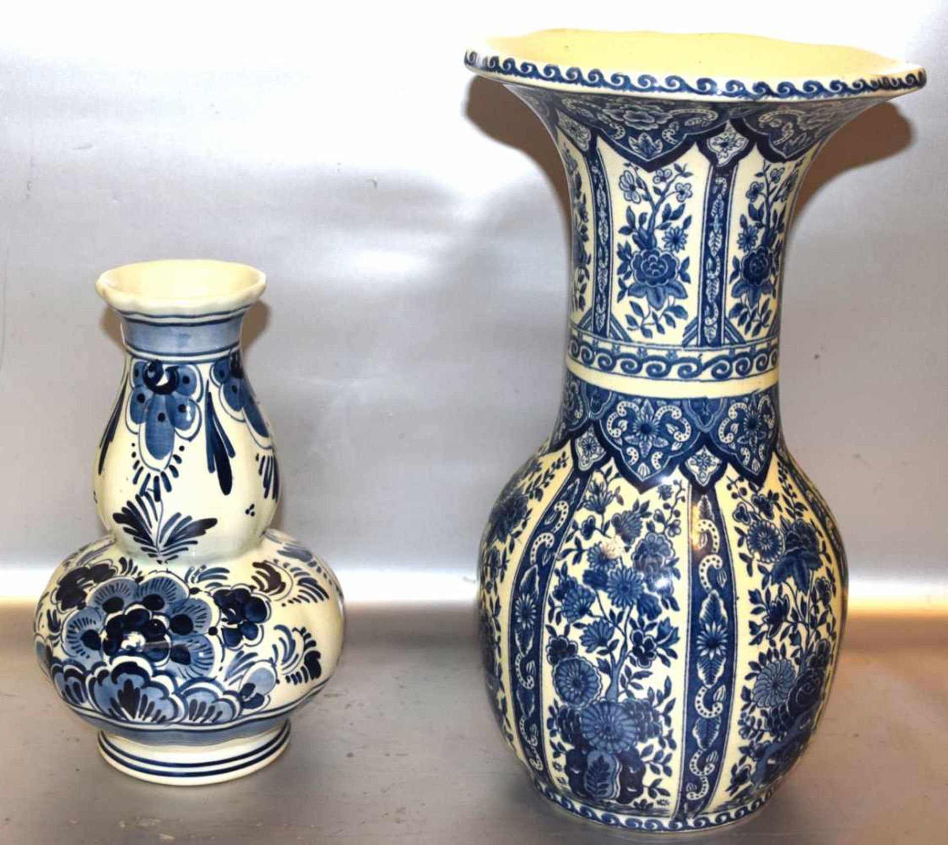 Zwei Vasenbeigefarben, blau bemalt, H 21 cm bzw. 30 cm, FM Delft