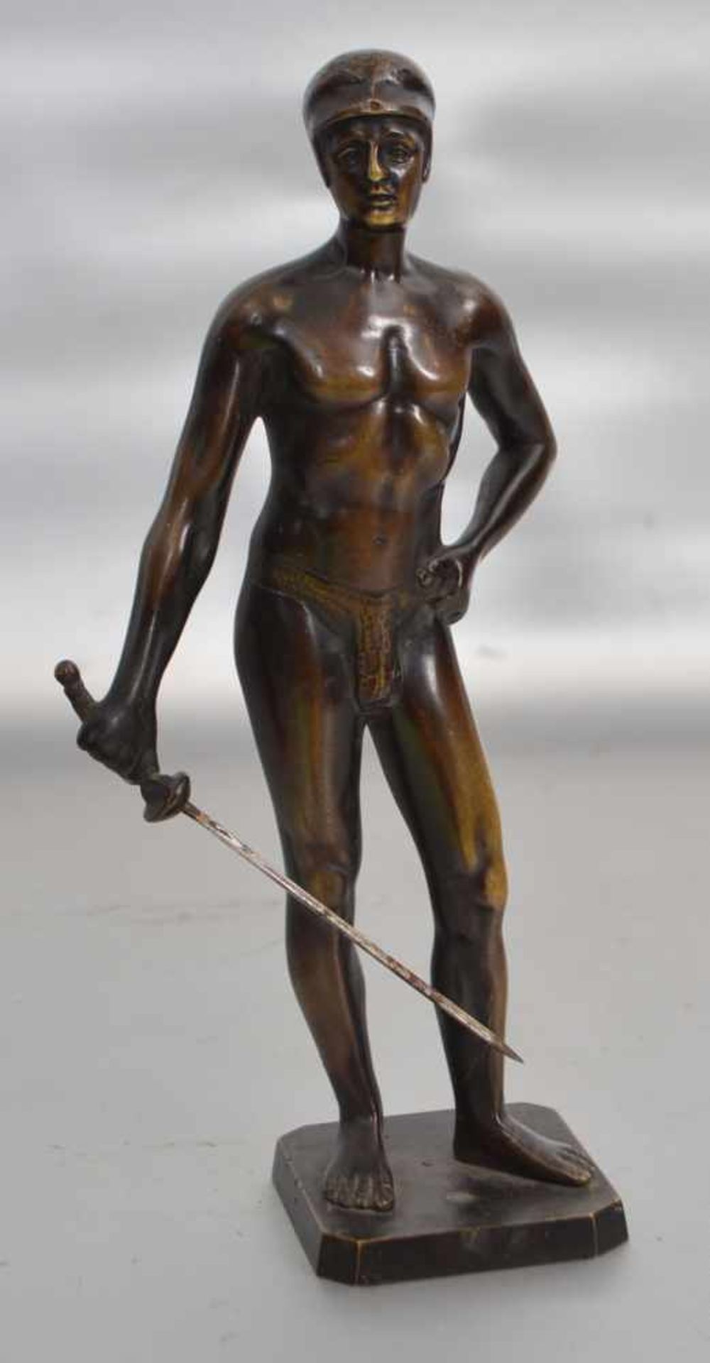 Der FechterBronze, patiniert, auf Sockel stehend, mit Degen, H 24 cm, 20er Jahre