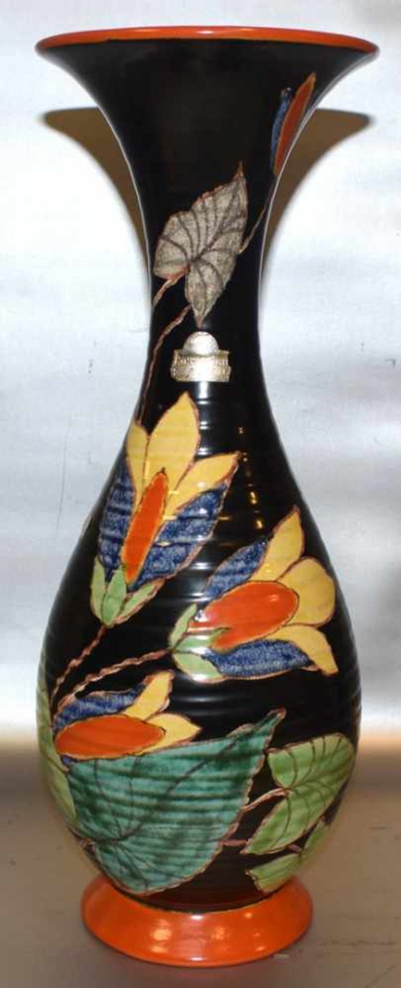 Vaserunder Fuß, schwarz, leicht gebaucht, mit bunter Blumenbemalung, H 36 cm, FM Rosenthal, 50er