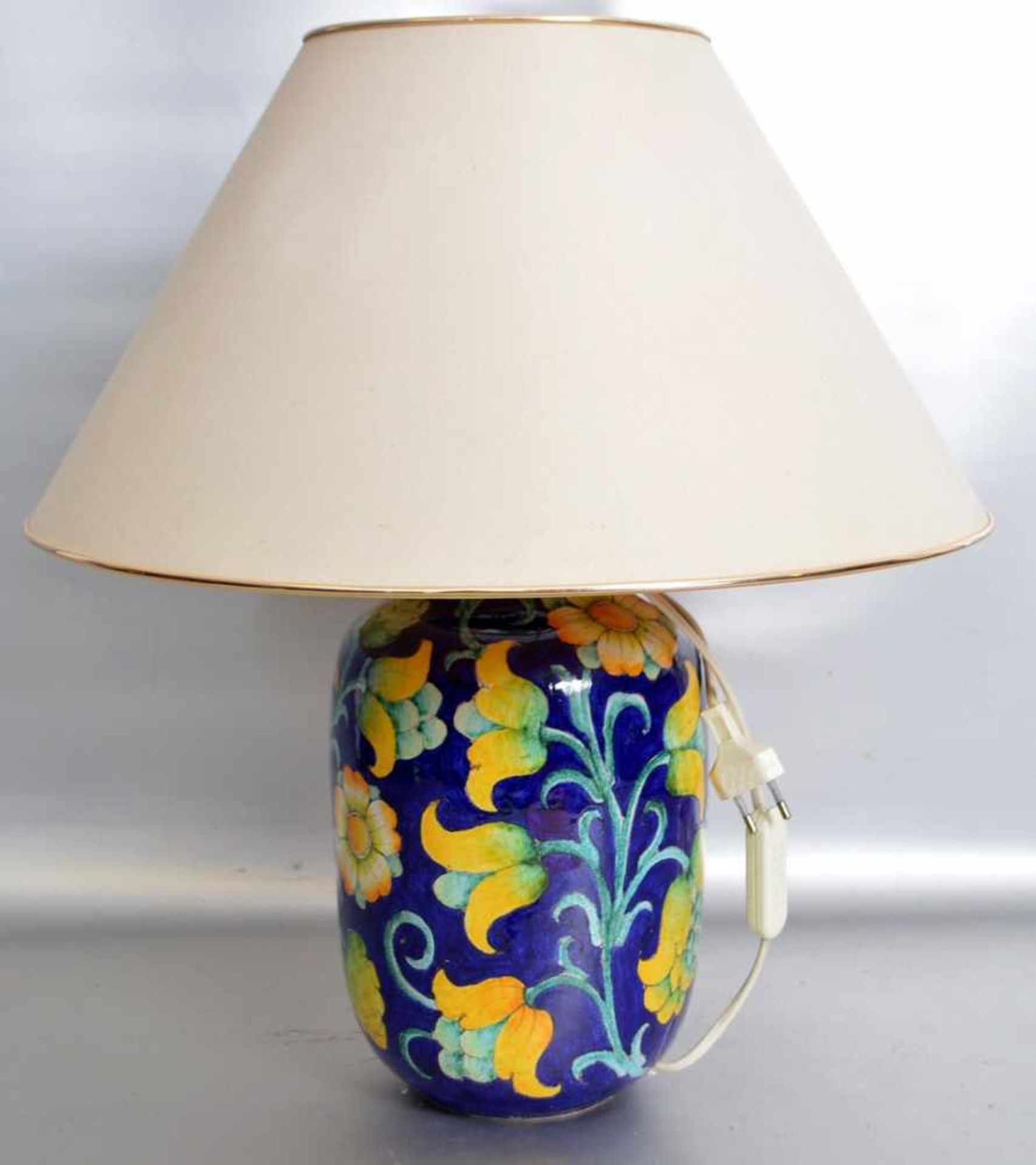 Tischlampe1-lichtig, runder blauer Keramikfuß, mit Blüten grün und gelb bemalt, beiger Schirm, H