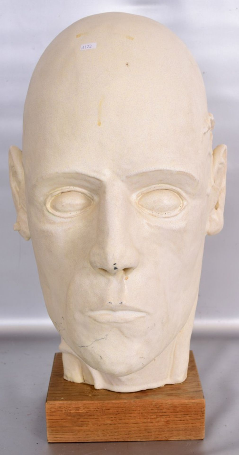 Kopf eines MannesTon, weiß, auf Holzsockel, im Sockel sign., mit Seriennummer, H 50 cm