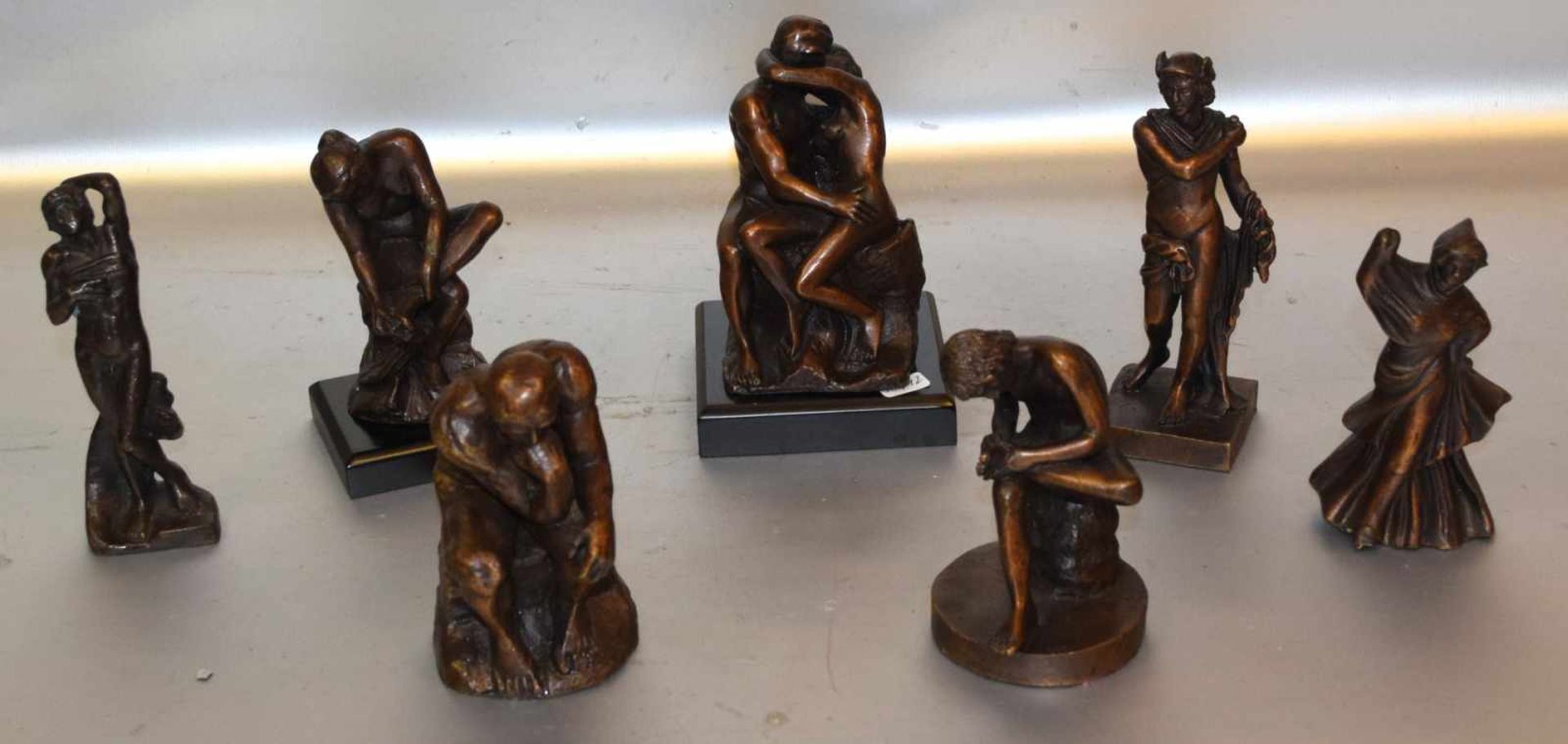 Konvolut sieben SkulpturenBronze, patiniert, verschiedene Darstellungen z.B. der Dornenzieher, H ca.