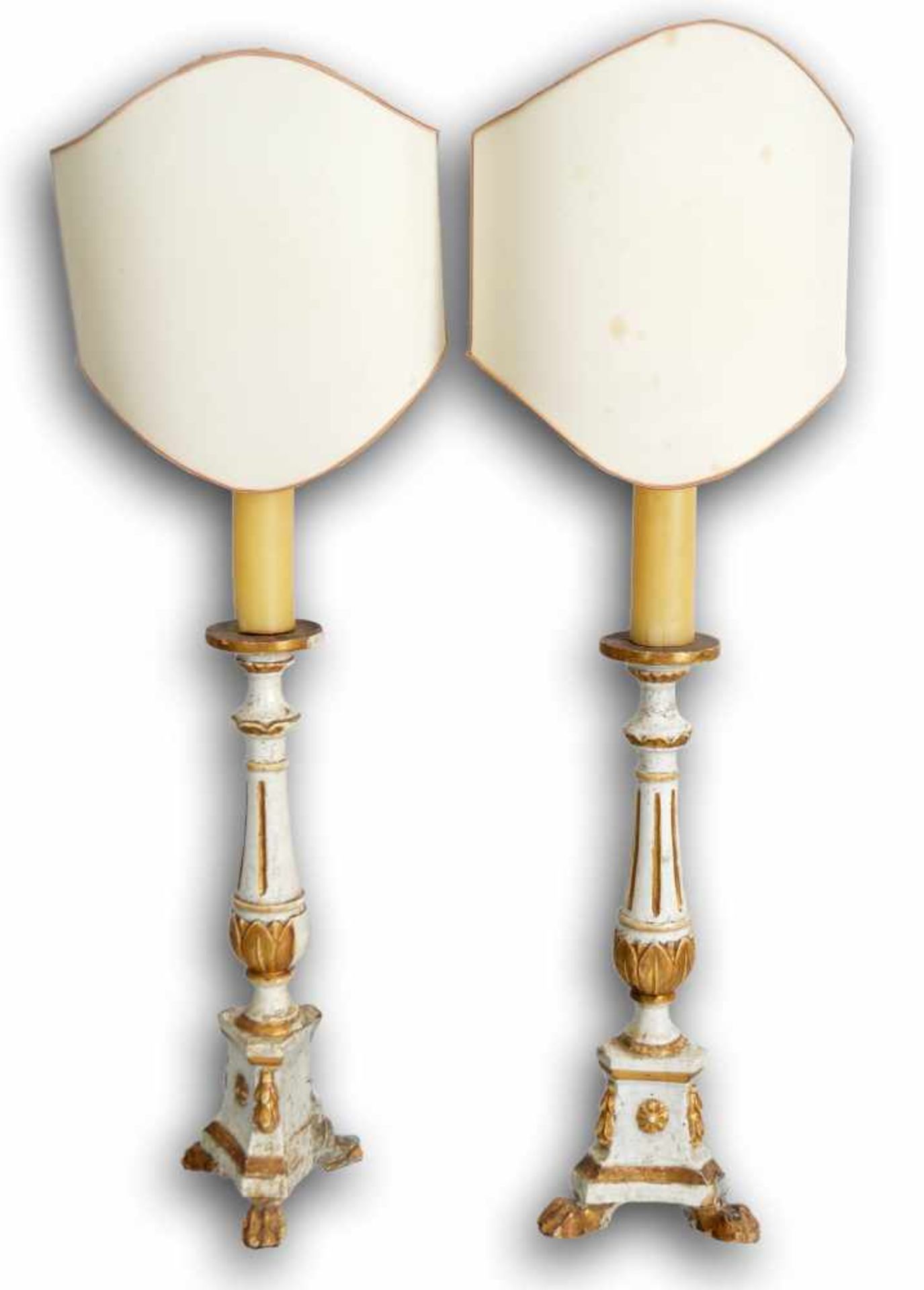 Paar Tischlampen1-lichtig, Fuß Hartholz, auf Tatzenfüßen stehend, gold und weiß gefasst,