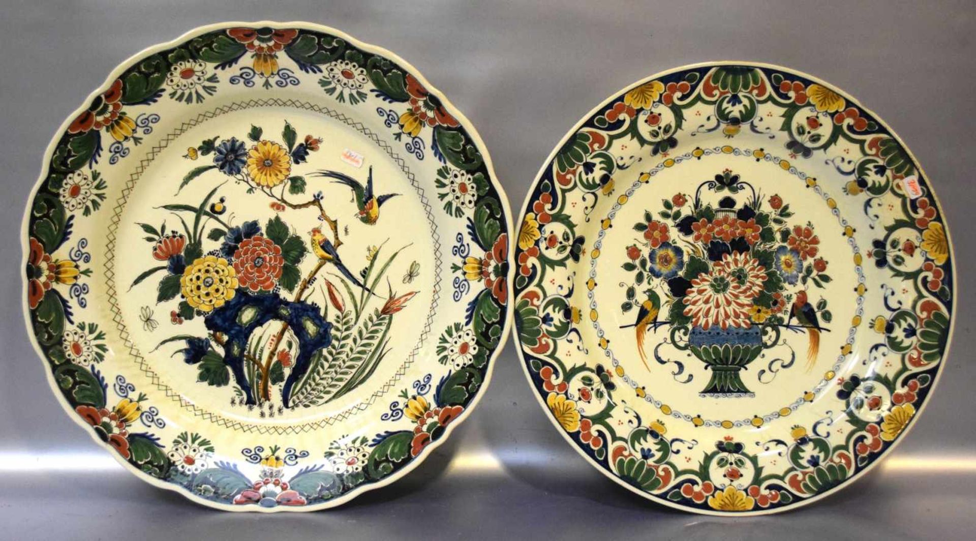 Zwei TellerRand und Spiegel mit bunter Vogel- und Blumenbemalung, Dm 37 cm bzw. 35 cm, FM Delft