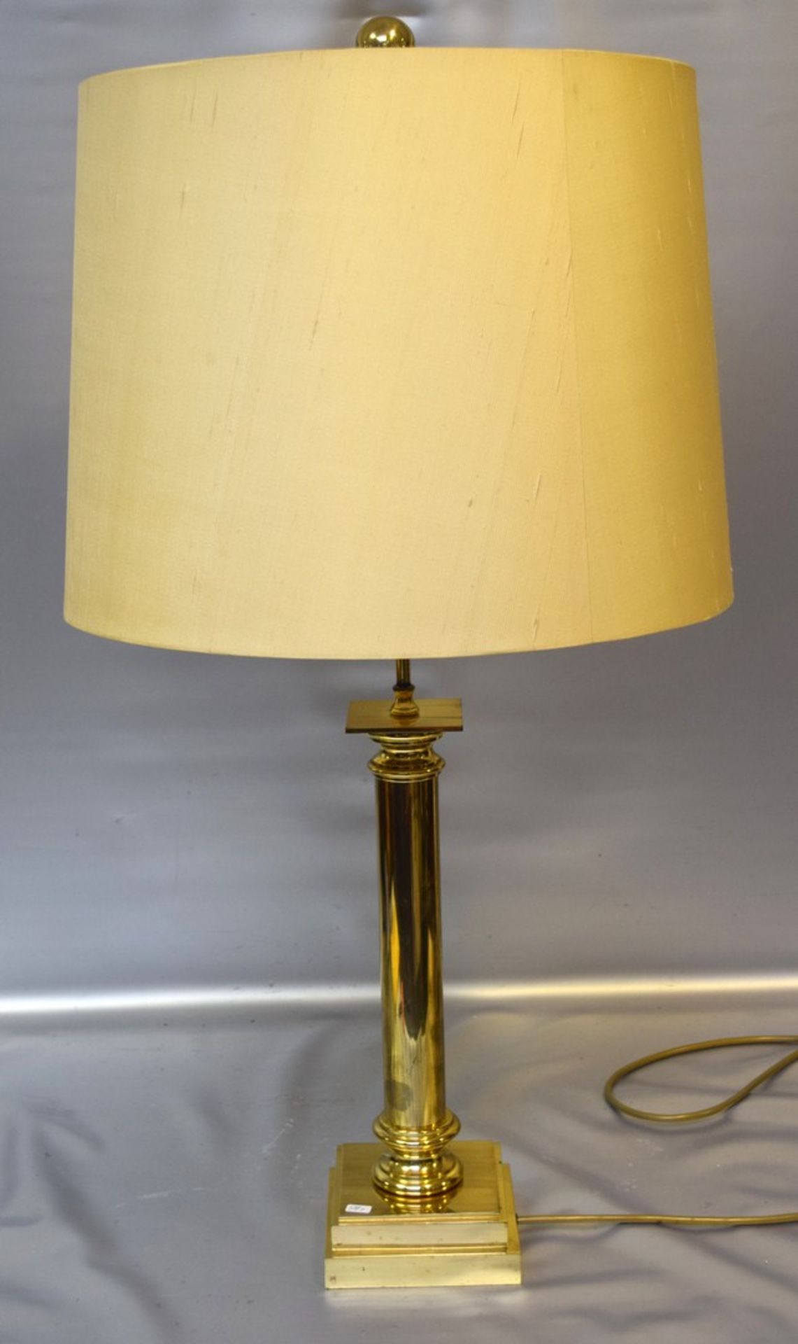 Tischlampe2-lichtig, rechteckiger Messingfuß, beigefarbener Stoffschirm, H 83 cm