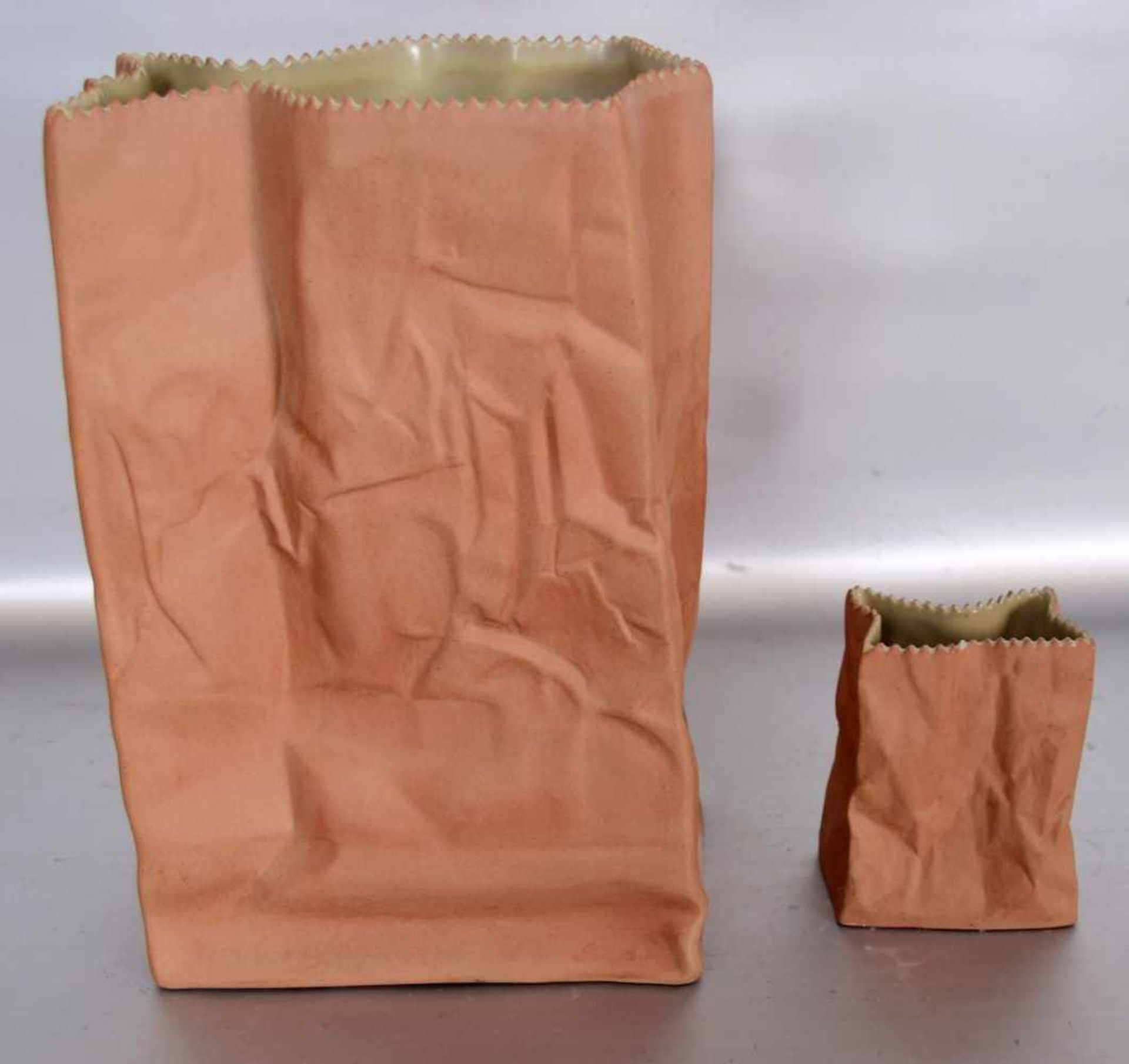 Zwei Tütenvasenhellbraun, in Form einer Papiertüte, H 28 cm bzw. 10 cm, FM Rosenthal
