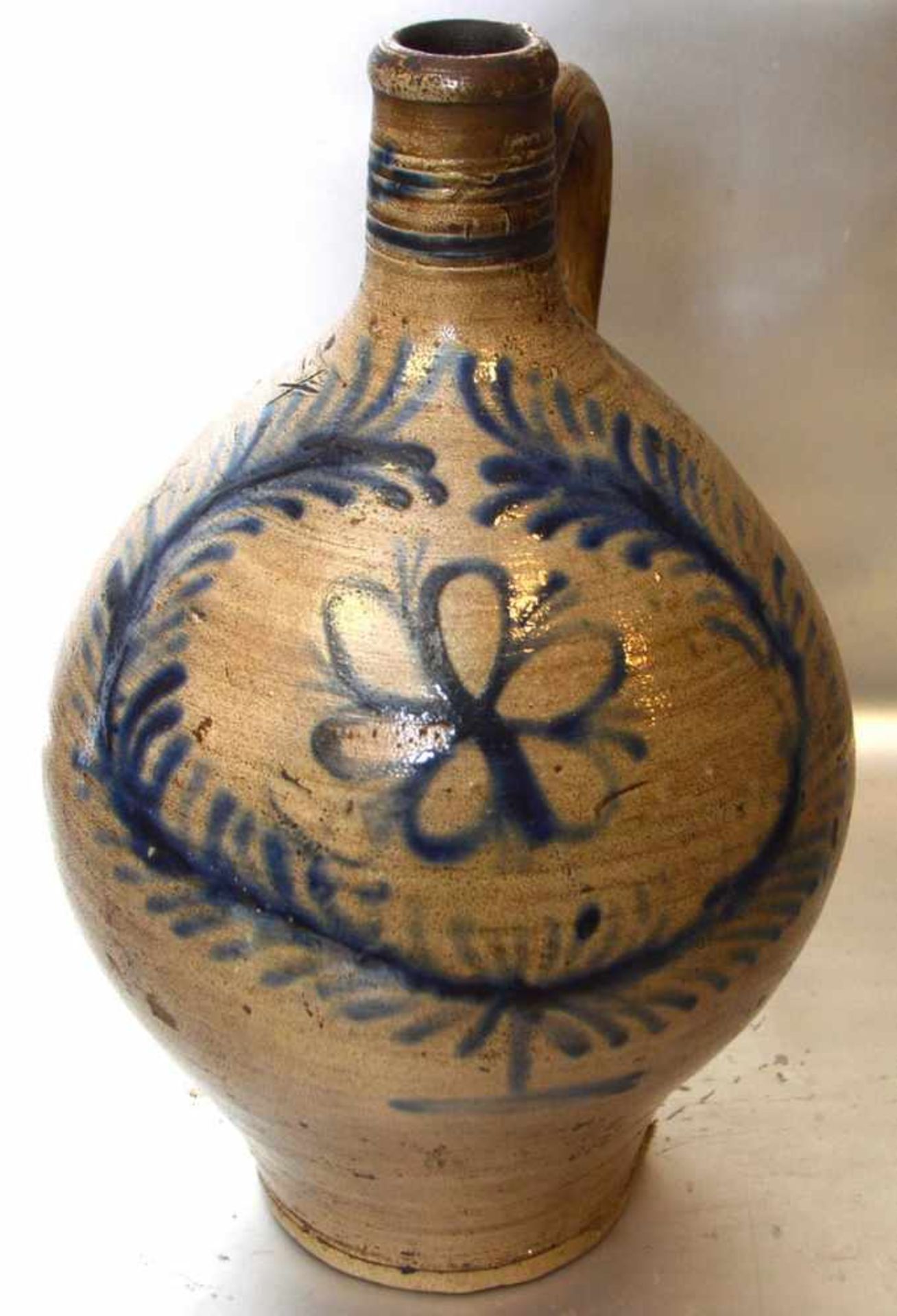 Ölkruggraue Salzglasur, gebaucht, blaue Blumenbemalung, H 35 cm, Westerwald, um 1800