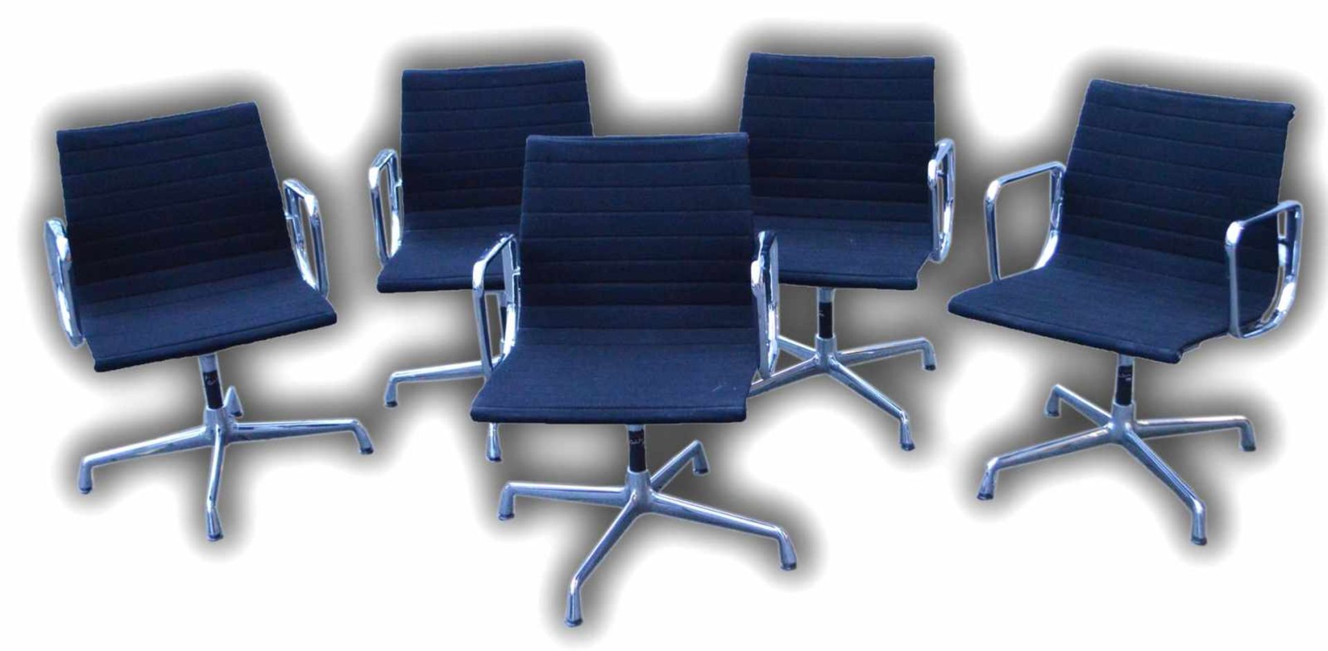 Fünf Aluminium-Chairs Charles EamesChrom, mit schwarzem Stoff, Charles und Ray Eames, EA-Nr. 108,
