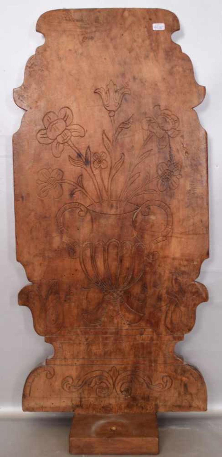 HolzreliefHartholz, geschnitzt, mit Vase, Ranken und Ornamenten, dat. 1757, 62 X 29 cm