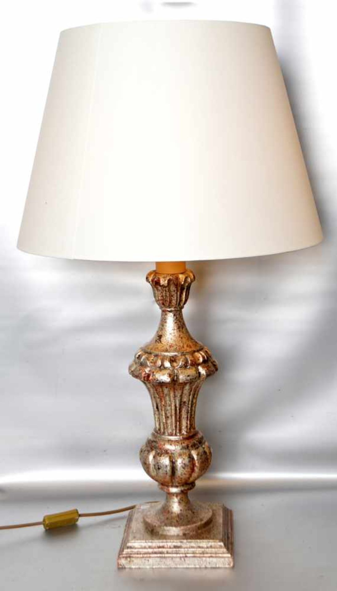 Tischlampe1-lichtig, goldfarbener Holzfuß, beiger Schirm, H 80 cm