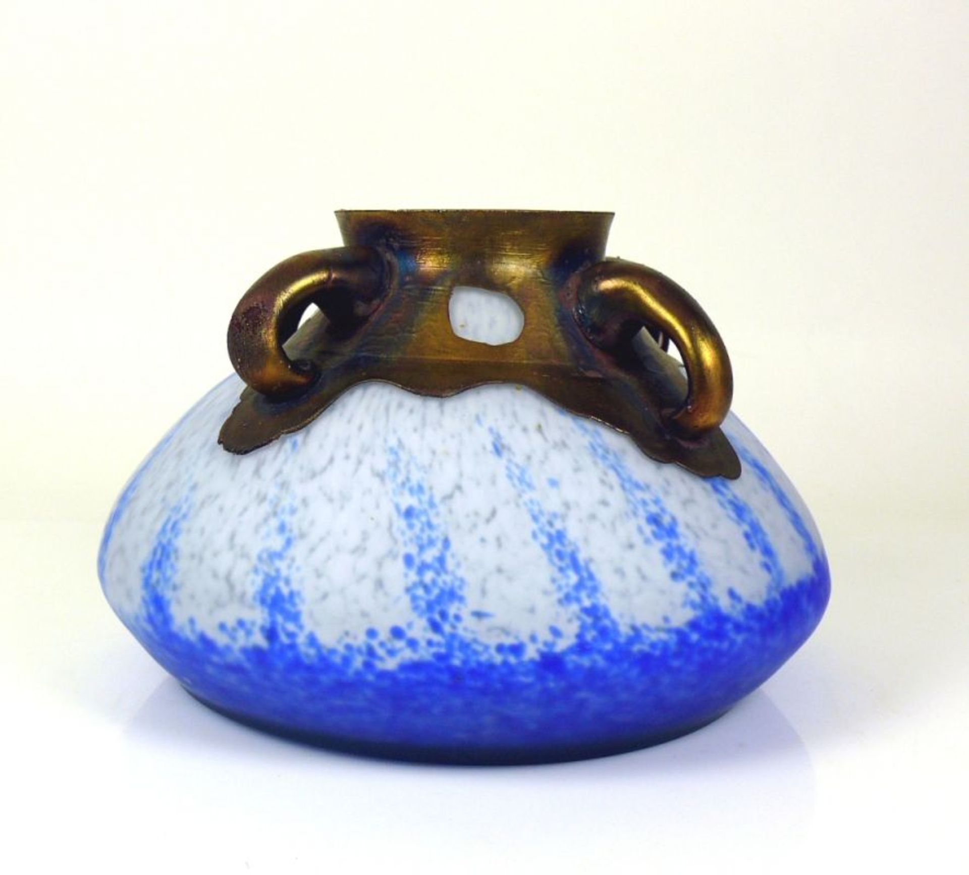 Vase (Frankreich, Anfg. 20.Jh.)farbloses Glas mit eingeschmolzenem Fleckendekor in weiß und blau;