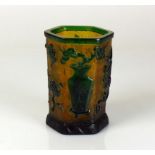 Becher (China)honigfarbenes Glas mit Golddekor; umlaufend reliefierter Blütendekor in grün; passiger