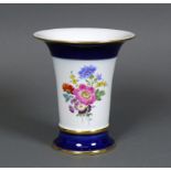 Vase (Meissen, 1924 - 1934)Trompetenform mit weit ausgestelltem Hals; Goldrand; kobaltblauer