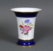 Vase (Meissen, 1924 - 1934)Trompetenform mit weit ausgestelltem Hals; Goldrand; kobaltblauer