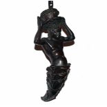 Lüstermännchen (19.Jh.)Bronze, dunkel patiniert; an Kette mit Deckenschale; elektrifiziert; H: 70