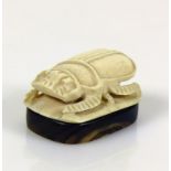 Käfer (Japan, um 1900)Elfenbein; auf ovalem Sockel; 2,5 x 4,5 x 3 cm