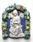 DELLA ROBBIA-Madonna mit Kind (19./20.Jh.)im Relief dargestellte Figur, weiß glasiert vor blauem