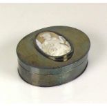 Deckeldose (19.Jh.)Silber 925; ovale Form; mittig des Deckels konvexe Gemme mit Frauenportrait-