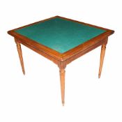 Großer Spieltisch (19.Jh.)drehbare, aufklappbare Platte mit grüner Filzeinlage; helle Eiche;