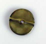 Brosche/Anhänger14ct GG; Scheibenform; mittig mit Brillant von 0,10ct WSI; Goldschmiedearbeit; Beleg