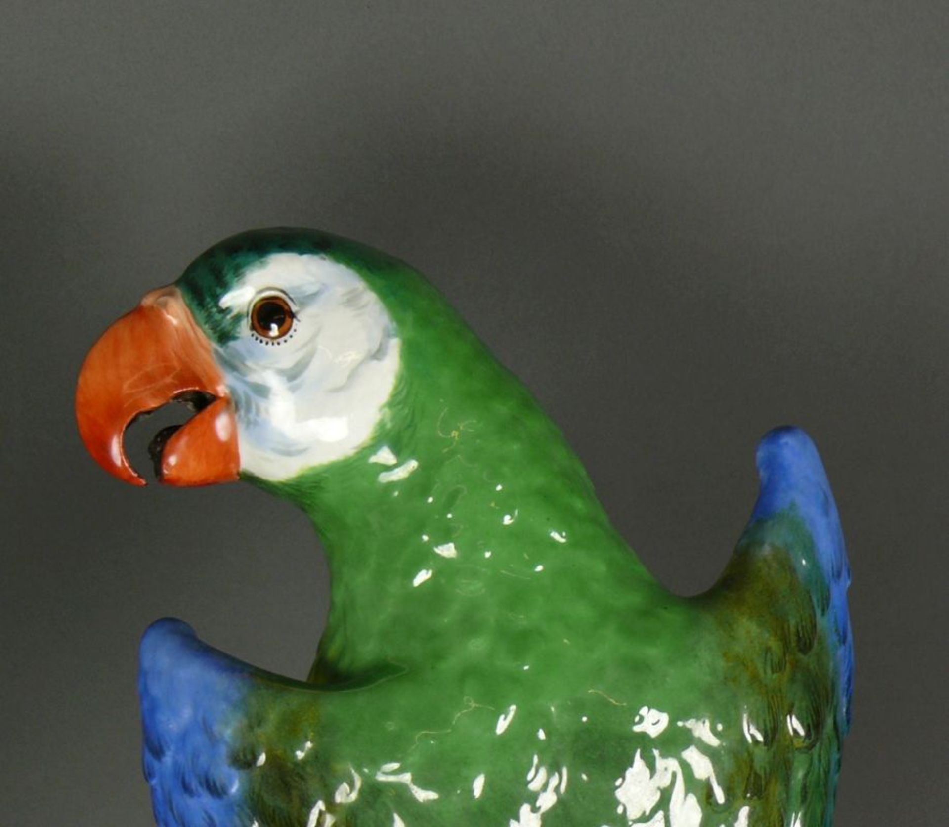 Papagei auf Stamm (Meissen, nach 1934)Modell von Johann Joachim Kändler; Modell-Nr. A 43 a; Press- - Image 6 of 7