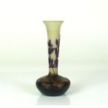 Galle-Vase (um 1900)kleine Stangenvase; gedrückter Korpus mit langgestrecktem, sich leicht nach oben