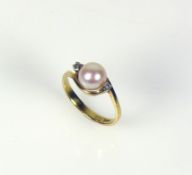 Damenring14ct GG; besetzt mit 1 Perle und seitlich jeweils mit sehr kleinem Diamant; Ringgr. 51; 2,