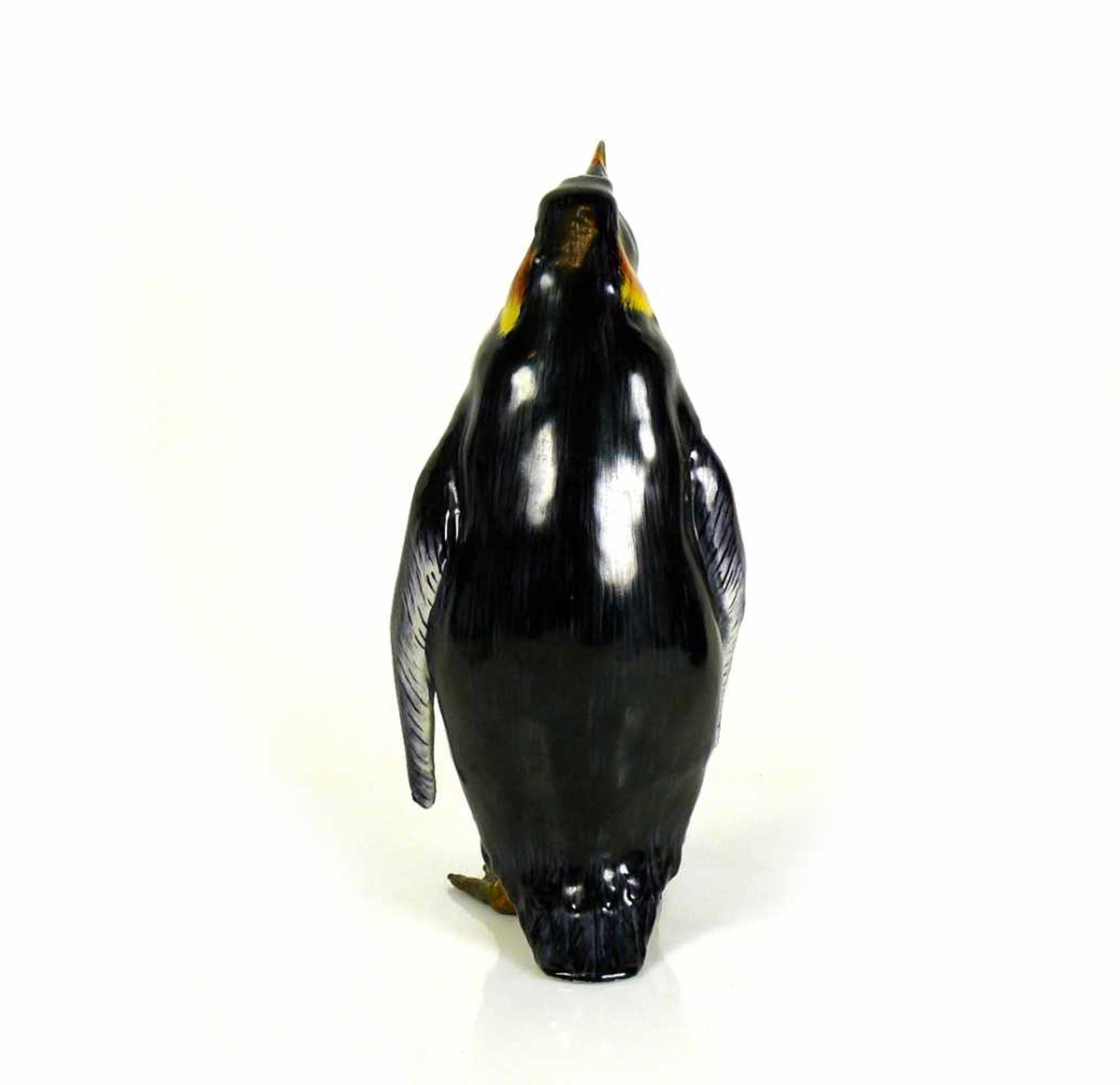 Pinguin (1.H.20.Jh.)stehend; farbig bemalter Dekor; Metallfüße; Unterseite mit Resten einer - Image 5 of 5