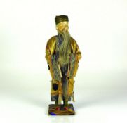 Stehender Weiser (China)mit langem Bart; Mischmassekopf bemalt; seidener Mantel mit feiner