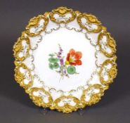 Prunkteller (Meissen, Mitte 20.Jh.)im Spiegel farbiger Blütendekor; prächtiger, floraler Goldrand;