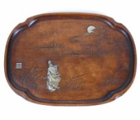 Schale (China, um 1900)Holz, ovale Form; im Spiegel Mann im Relief sowie Mond (wohl Silber); am
