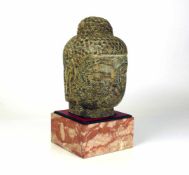 Buddha-Kopf (China)Stein, handgearbeitet; H: ca. 20 cm; auf rot marmoriertem Steinsockel (später);