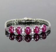 Armband18ct WG; besetzt mit 5 violett/roten Steinen und 8 Brillanten von ca. 0,40ct; L: ca. 19 cm;