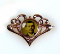 Bildnisbrosche (um 1900)14ct GG; floral durchbrochener Dekor; 3g