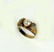 Damenring14ct GG; mittig mit Perle besetzt, seitlich jeweils kleiner Brillant; Juwelierarbeit;